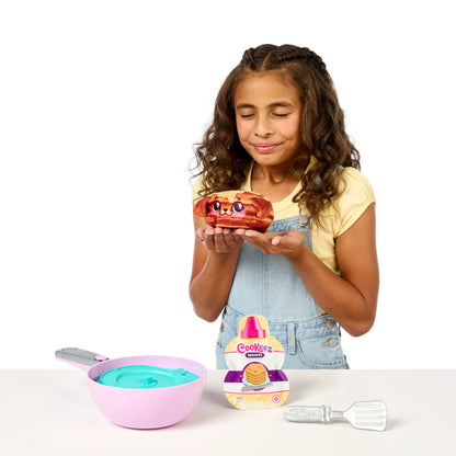 Cookeez Makery Pancake Treatz – מחבת קסומה להכנת בובת הפתעה ריחנית