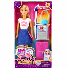 בובת ANLILY בלונדינית עם חצאית כחולה, מזוודת טרולי ורודה, מחשב נייד ואביזרי חופשה, מתאימה מגיל 3.