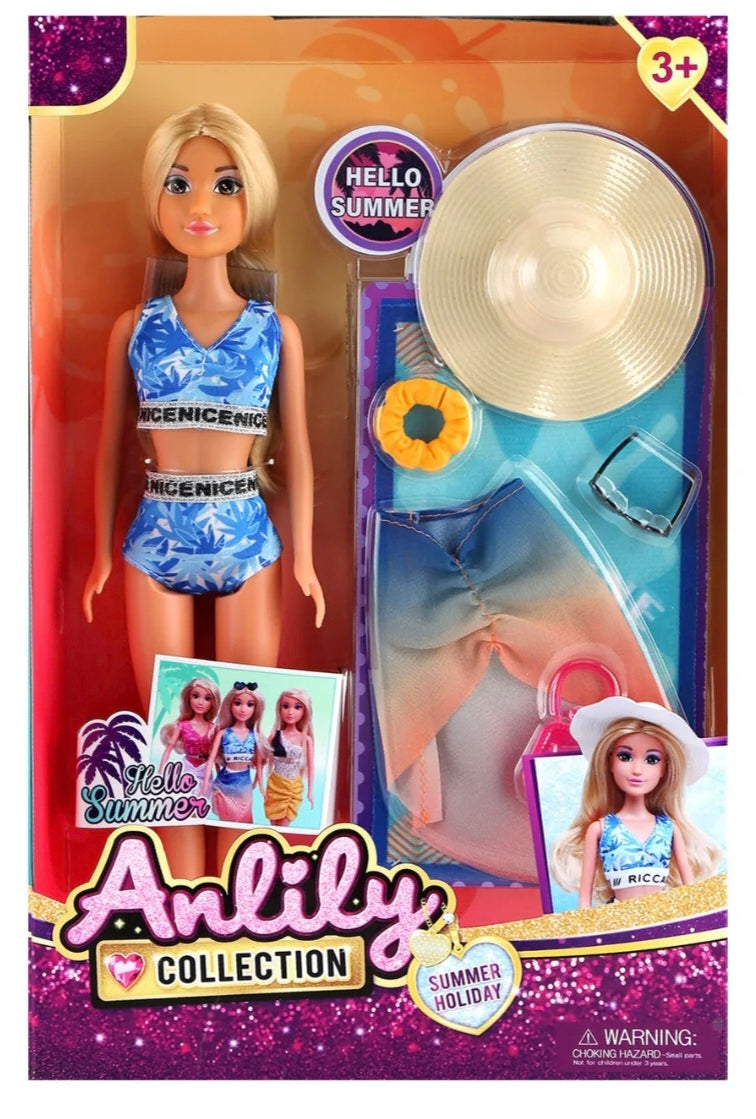 בובת ANLILY קייצית בלונדינית עם סט כחול, כובע שמש, משקפי שמש, תיק ואביזרי חופשה, מתאימה מגיל 3.