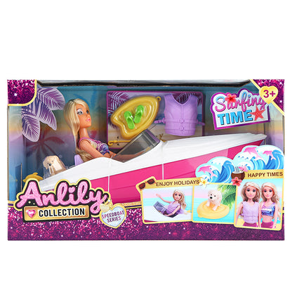 בובת ANLILY בלונדינית בסירת מנוע ורודה ולבנה מסדרת Summer Time, מתאימה לגילאי 3 ומעלה.