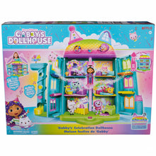 בית המסיבות של גבי Gabby’s Dollhouse בגובה כ־60 ס״מ עם 6 חדרים, דמות גבי, ריהוט, אביזרים ואפקטים קוליים.