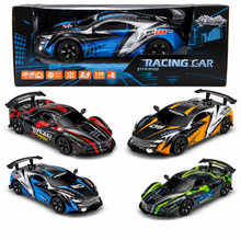 מכונית מירוץ כחול-כסף JOKER בקנה מידה 1:10 עם שלט 2.4GHz, צמיגי גומי, סוללה נטענת ומהירות של עד כ־25 קמ״ש.
