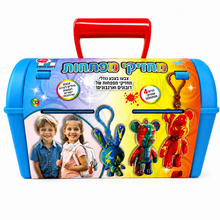 ערכת יצירה להכנת מחזיקי מפתחות צבעוניים במזוודת נשיאה כחולה עם ידית ואביזרי יצירה.