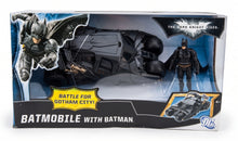 באטמוביל שחור מבית MATTEL ו־DC עם דמות באטמן בגובה 11 ס״מ, בהשראת The Dark Knight Rises, לגילאי 4+.