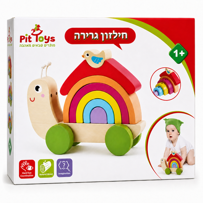 חילזון גרירה מעץ Pit Toys עם קשת צבעונית נשלפת וארבעה גלגלים, מתאים מגיל שנה.