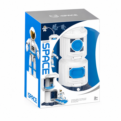 תחנת חלל Rocket SPACE לבנה וכחולה עם דמות אסטרונאוט למשחקי דמיון והרפתקאות חלל, מתאימה מגיל 3.