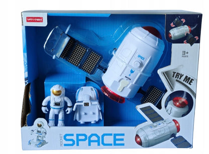 ערכת Rocket SPACE עם תחנת חלל לבנה וכחולה, פאנלים סולאריים מתקפלים, אפקט אדים ודמות אסטרונאוט, מתאימה מגיל 3.