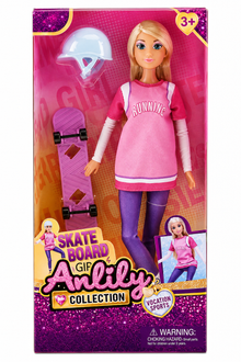 בובת ANLILY ורודה עם סקייטבורד וקסדה, באריזת מתנה, מתאימה לגיל 3 ומעלה.